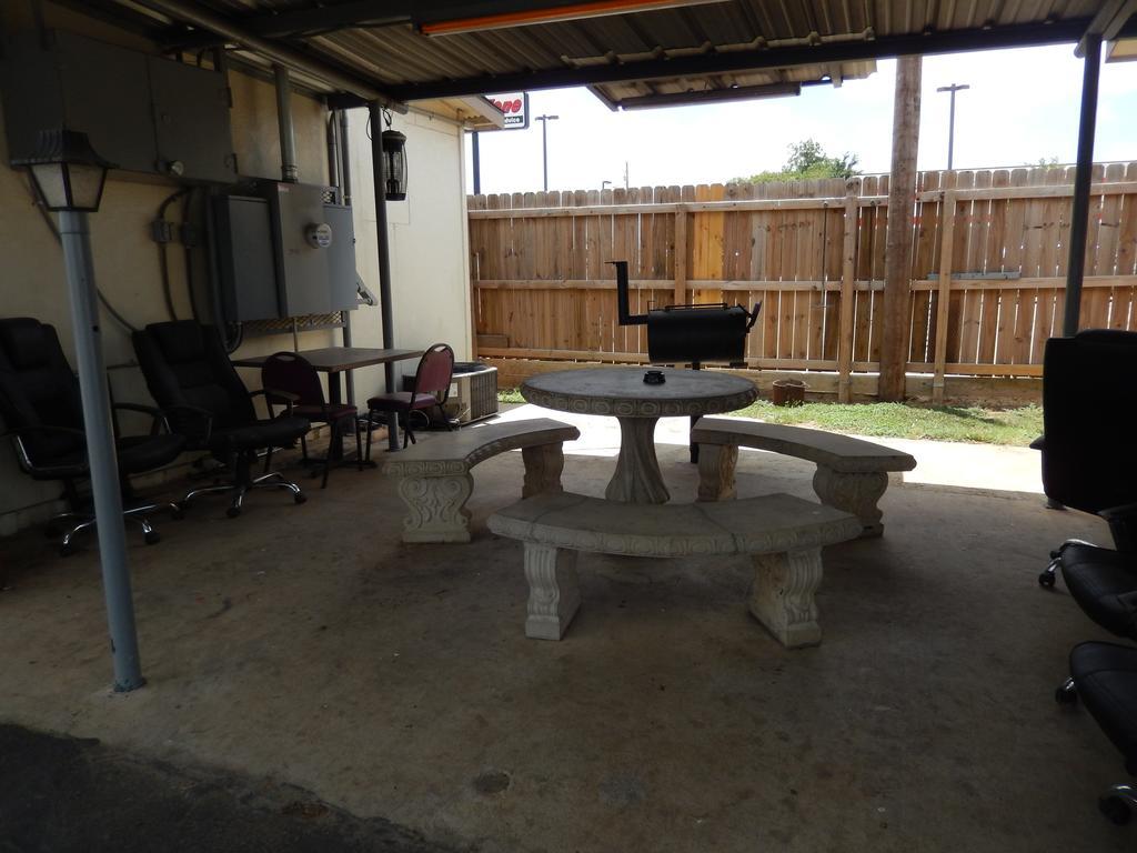 Executive Inn Pearsall المظهر الخارجي الصورة