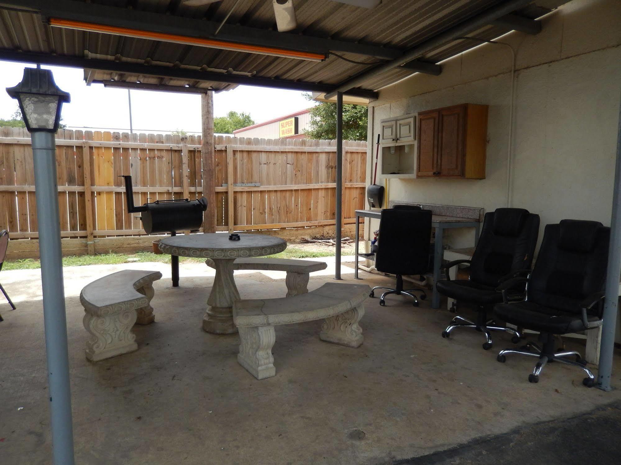 Executive Inn Pearsall المظهر الخارجي الصورة