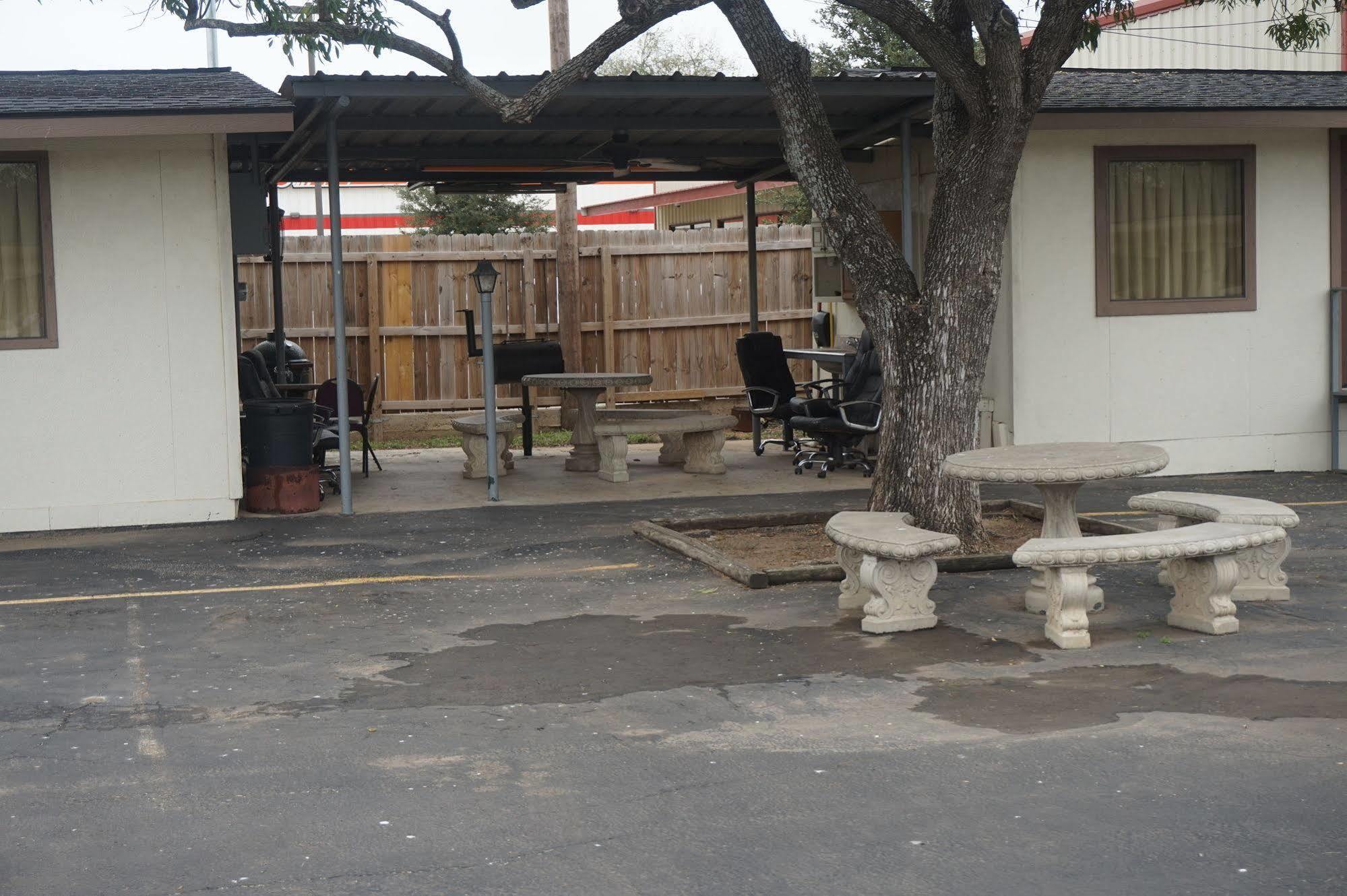 Executive Inn Pearsall المظهر الخارجي الصورة